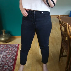 KARVE JEANS STL. S - Köpte byxorna på Carlings. Model (fit-girlfriend high) KARVE Stl. S. Jag säljer byxorna för att dom inte passar mig längre. Jag hade behövt en storlek större. Köparen står för frakten.