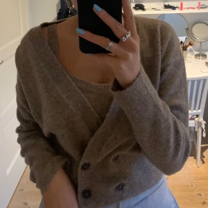 Brunt stickat sett från Zara i strl M - Jättefint sett med topp och kofta från Zara. Endast använt en gång så i väldigt fint skick. Budgivning i kommentarerna, budet startar på 200 kr. Frakt 60 kr💕