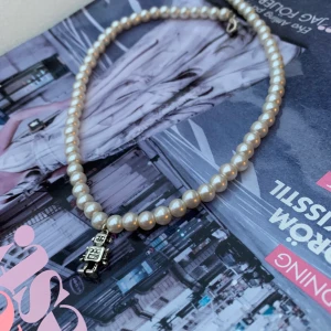 Pärlhalsband med hänge - Köpt från @lazzilei på Instagram. Superfint verkligen, men kommer tyvärr inte till användning. Går för tillfället inte att köpa😇