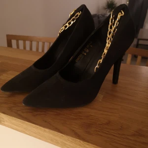 Anna field - *Används bara en gång *Ser ut som en ny *Storlek: 37😊 