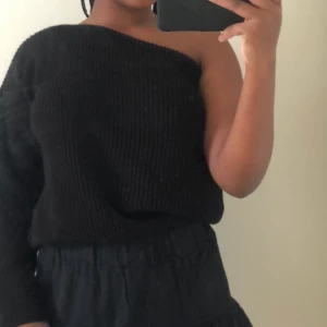 Jätte fin enärmad stickad tröja  - Nypris 169kr. Strl s 