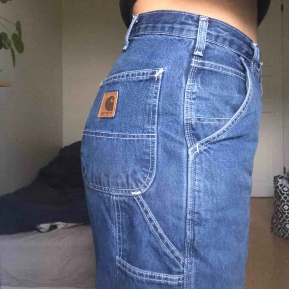 Säljer dessa skitsnygga vintage Carhartt jeans i modellen B13 - herrmodell!! Kan mötas upp i Gbg etc. Vid frakt står köparen för kostnaden. Budgivningen startar på 400kr. Buda i kommentarerna eller skriv privat. de har en liten liten fläck på ena benet. Jeans & Byxor.