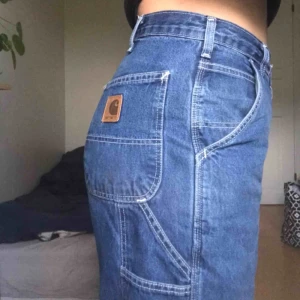  - Säljer dessa skitsnygga vintage Carhartt jeans i modellen B13 - herrmodell!! Kan mötas upp i Gbg etc. Vid frakt står köparen för kostnaden. Budgivningen startar på 400kr. Buda i kommentarerna eller skriv privat. de har en liten liten fläck på ena benet