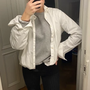 TRE overshirts, a day’s march - Säljer 3 overshirts från a day’s march som paketpris. Storlek L men jag är en S och ni ser hur den sitter på mig. Cirka 800-900kr STYCK om man köper den ny.