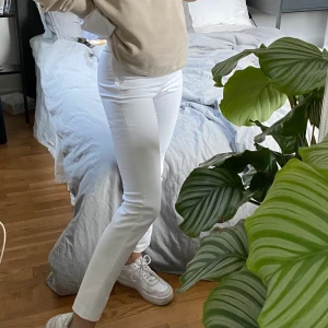 Vita kostymbyxor - PeakPerformance - 150kr inklusive frakt! Så gott som nya! Använda 2 gånger🤩 fungerar jättebra för mindre människor som har svårt att hitta en storlek som passar!😍 recommend!! Sitter som 32/43!