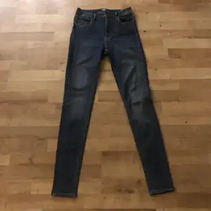 Stretchiga jeans som är använda men i ett bra skick