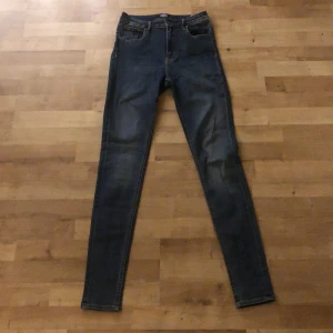 Crocker jeans 28/32 - Stretchiga jeans som är använda men i ett bra skick