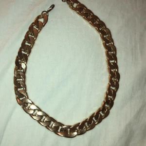 Guldkedja - Fint halsband från glitter. Lite slitet på lkanterna men inget man lägger märke till