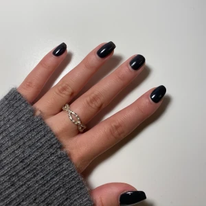 Fin ring - Så fin ring i silver med ”diamanter” på. Stl S-M. Lite sliten på baksidan (se bild tre) men inget som syns på framsidan, när den är på:)