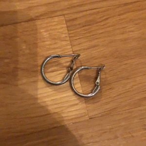 silverörhängen - enkla små silverringar utan ”plopp” vilket är smidigt