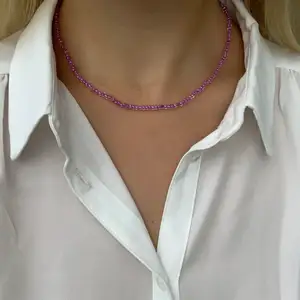Lila pärlhalsband med små pärlor💜🤯🤍⭐️💫⚡️🥺🤩🤯 halsbandet försluts med lås och tråden är elastisk 