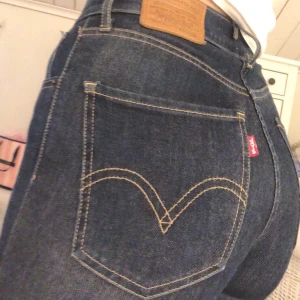 levis jeans - säljer mina levis jeans då dom är för små för mig. Dom är tighta hela vägen och knappt använda. köpta för ca 1000 kr