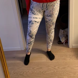 Stronger träningstights - Träningstights från stronger, använda men inte särskilt mycket. Säljer pga använder som inte längre. Finns inte och köpa längre så en unik färg att ha när du tränar! :) Köparen betalar frakt på 20 kr. 