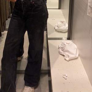Svarta vida Monki jeans storlek 36/34.  Ordinarie pris 400kr, nytt pris 250kr. Frakt ingår ej
