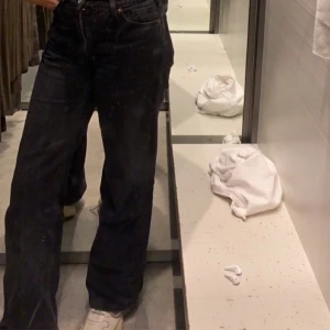 Monki jeans svarta  - Svarta vida Monki jeans storlek 36/34.  Ordinarie pris 400kr, nytt pris 250kr. Frakt ingår ej