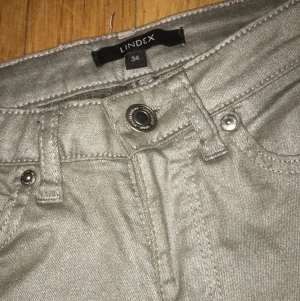 SILVRIGA BYXOR FRÅN LINDEX - Säljer ett par silvriga byxor från Lindex storlek 34/XS. Säljer pga av att dom är för små för mig. 100 riksdaler. 