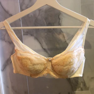 Ny, oanvänd bh - Endast provad när den kom hem, men tyvärr va den för stor därför har den ej använts😊 Kan eventuellt mötas upp i Stockholm om önskas💕