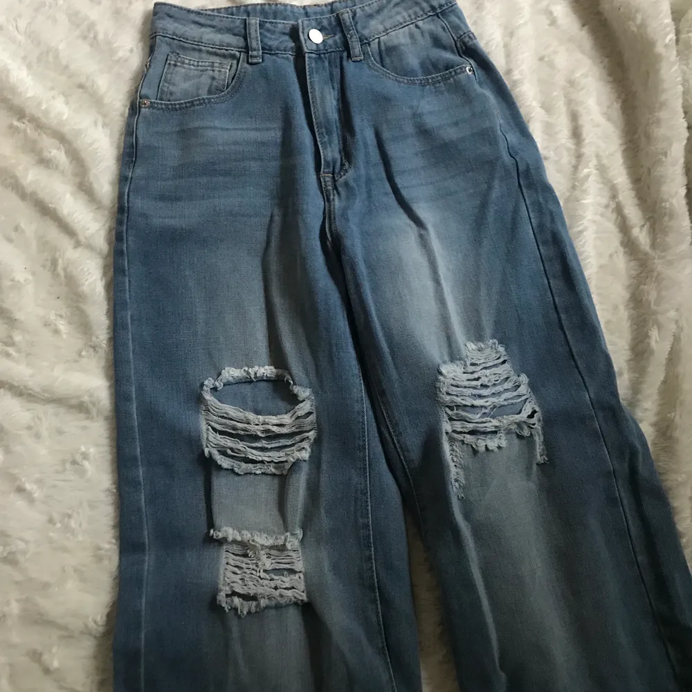 helt nya och aldrig använda vida jeans, köptes för 250 + frakt, snygga slitningar, vida nertill och har 4st fickor 🦋 kan fraktas 🥰. Jeans & Byxor.