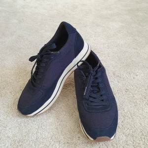 Zara sneakers i storlek 38 - Knappt använda sneakers från Zara i storlek 38 men är lite små i storleken så skulle kunna funka på 37.