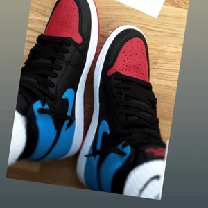 Jordan 1 high  OG “UNC to Chicago” - Ett par trendiga och coola skor i storlek 39 som bara ligger hemma och dammar, box tillkommer och ett skotillbehör som skall hänga på skon. Använda ett fåtal gånger. Köptes in för 3100kr
