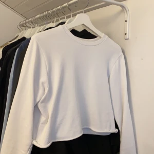 Vit sweatshirt  - Jättefin sweatshirt som jag klippt själv. Lite kortare i modellen. Fint skick 💜