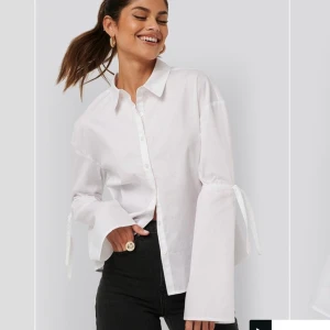 AFJx NAKD - Denna skjorta från NAKD fast färgen cream som på andra bilden. Oanvänd med prislapp kvar 