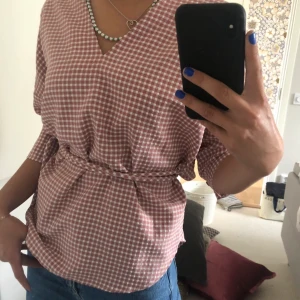 Supersöt blus - Nu säljer jag min jättesnygga, v-ringade blus med midjeband från det fina märket Adolfo Dominguez! Buda i kommentarerna vid flera intresserade  ❤️