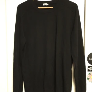 Filippa K tröja - Svart långärmad tröja i kashmir från Filippa K som är oanvänd. Är i storlek large men har passformen av en något mindre large. Säljer då det inte riktigt är min stil. Nypris är ca 1200kr