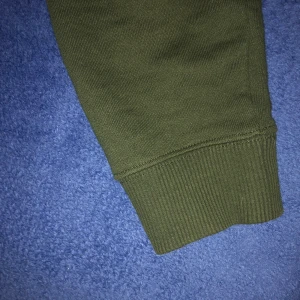 Lee sweatshirt - En grön Lee sweatshirt i storleken M. Ca 2 år gammal men inte använd så mycket, annars är den i bra skick och har inga fel.