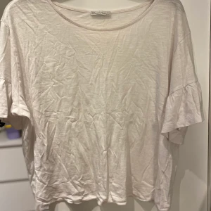 storlek L - Fina volanger på armarna 