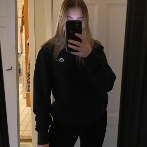 Nike sweatshirt  - Snygg och stilren sweatshirt från nike, köpt på asos för cirka ett halvår sen. Tröjan är sparsamt använd så inga slitage eller liknande! Skriv privat vid funderingar, köparen står för frakt💕