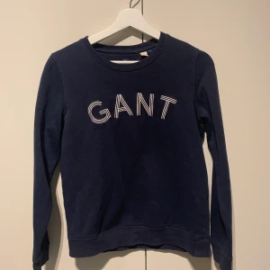 GANT tröja storlek S - Marinblå tröja från GANT i storlek S. Fint skick!