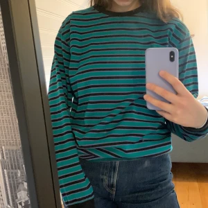 Sweatshirt - Fin randig tröja från Carlings, använd men den är som ny.