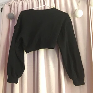 Tröja med knut - Knuten är fast sydd tröjan är i bra skick 