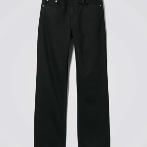 Jeans  - Sköna snygga raka jeans från Weekday kanppt använda eftersom dom är för korta ! Dock super sköna och sitter jätte bra💗  nypris 400kr