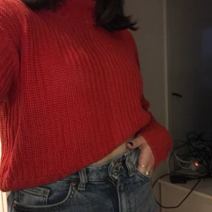 Röd stickad tröja - En röd stickad tröja från hm. Säljer för att jag inte andvänder den längre. Andvänder fåtal gånger. Köparen står för frakt. Pris kan diskuteras. 