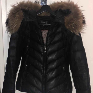  - Säljer min älskade Hollies jacka pga att den har blivit för liten. Alla bilder är mina förutom sista bilden, tredje bilden visar hur det ser ut med tofsarna på. Dem får du med. Finns ett litet hål på insidan som inte stör funktionen av jackan. ÄKTA päls. 