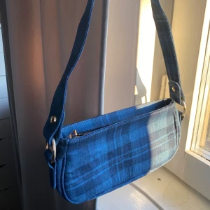 söt blå väska - liten väska köpt på asos, jättefin men kommer tyvärr inte till så mycket användning! som ny, bara använd 2 gånger:)
