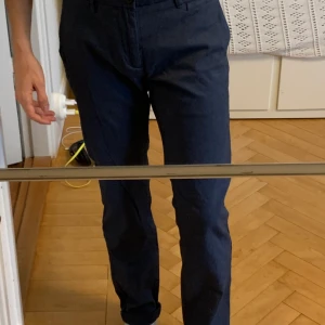 Jules chinos - Mörkblåa chinos i storlek M. Slim fit och helt oanvända (etikett kvar). Om fler bilder önskas finns det.