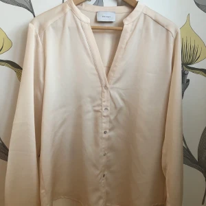 Blus Från Neo Noir - Blus från Neo Noir Storlek: M Material: 100% Polyester Inköpt på Design Only i Göteborg. Skick: Jättebra. Mitt pris: 250kr  inklusive frakt.