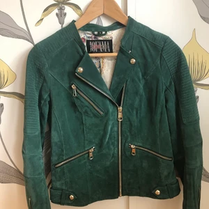 Jacka Från Jofama - Jacka Jofama by Kristine Ullebo Storlek: 34 Material: Mocka  Inköpt på Nelly.com för några år sedan.  Skick: Som ny, knappt använd använd. Doften av mocka finns fortfarande kvar samt extra knappar.  Mitt Pris: 600kr inklusive frakt inklusive frakt. Ny Pris är 2800kr.