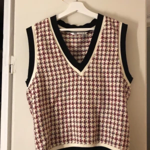 Rutig väst från Zara - Säljer denna snygga och populära väst från Zara. Köptes på Plick, men var tyvärr inte riktigt min stil. Om flera är intresserade, buda från 200kr i kommentarerna! Frakt tillkommer 💛