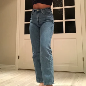 Raka jeans  - Riktigt snygga jeans från weekday. Säljer pga jag tyckte dom var lite korta för mig som är 168 med långa ben! Bra skick då de är använda ett få tal gånger. Priset kan diskuteras och köparen står för frakt! Storlek W:27 längd:30