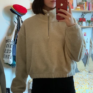 teddy-tröja - varm tjocktröja i teddy-material, perfekt nu till vintern! köpt på weekday, använd ett fåtal gånger. kan mötas upp i gbg, köpare står för frakt :)