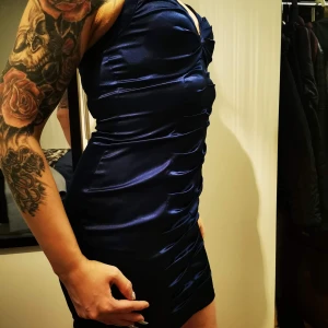 Blå fancy klänning Gina tricot S - Säljer min snygga tajta blå klänning storlek 36 pga att den inte passar mig längre.