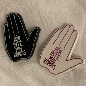 Rör inte min kompis - 2st rör inte min kompis pins från 80-talet! Rör inte min kompis var en antirasistisk kampanjs :) buda i kommentarerna, kom ihåg att skriva vilken ni budar på! <3 Lägger upp många retro pins så kolla profilen för mer! Svarta såld