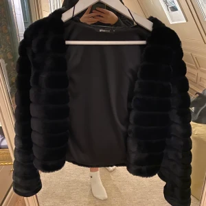Päls jacka  - Så mysig päls jacka, endas använd en gång på julafton. Hör av dej för flera frågor, frakt tillkommer 