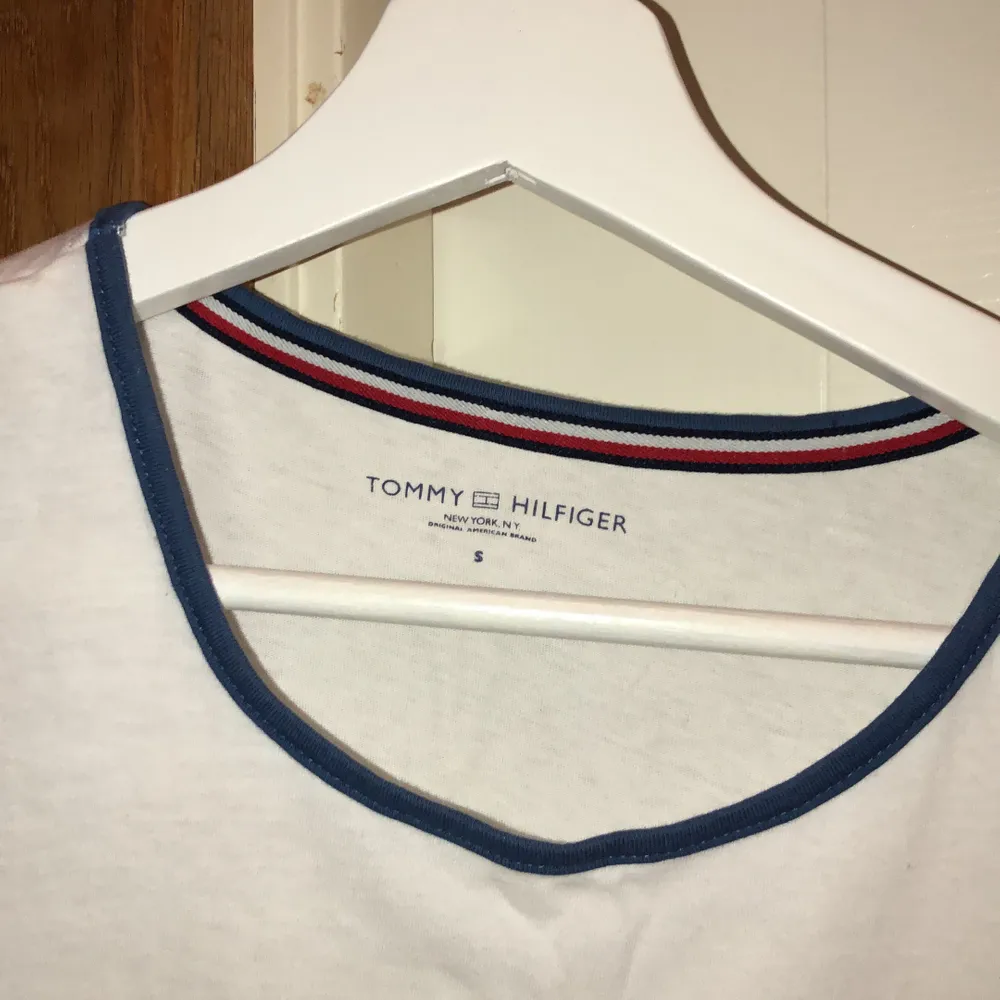 T-shirt från Tommy Hildiger (äkta), super skön och i superfint skick, använt fåtal gånger, inga fläckar!! . Skjortor.
