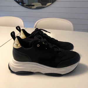 Sneakers från Agnes Cecilia  - Supersnygga sneakers med hög sula från Agnes Cecilia 💗 säljes pga att dom inte riktigt kommit till användning. Använda ett fåtal gånger därav i riktigt bra skick.                                                                         