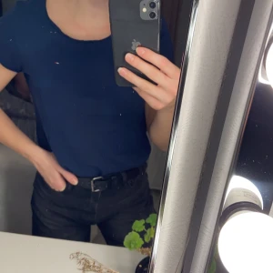 T-shirt - Superfin marinblå basic t-shirt från Tommy Hilfiger💕  Använd ett fåtal gånger och ser ut som ny! Storlek XS.